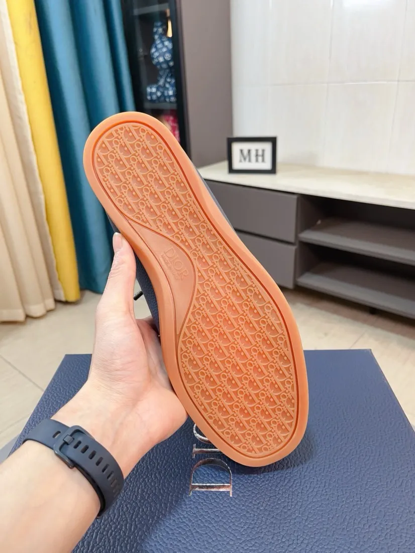 Men's shoes 💰 330🌹🌹【UGG】✨The most popular series, a must-have for stylish men 😱The latest limited edition at the counter🍃Top export foreign trade order, counter packaging. Designed with high-end textured matte cowhide➕The simulated wool is beautiful, and the collar surface presents a clear texture, which is friendly without losing the foundation. 👀 Casual roll rope lace-up style✨Thick stitching to reinforce the sole, natural rubber sole🍎The collar makes walking more comfortable and relaxed. 38_44 code